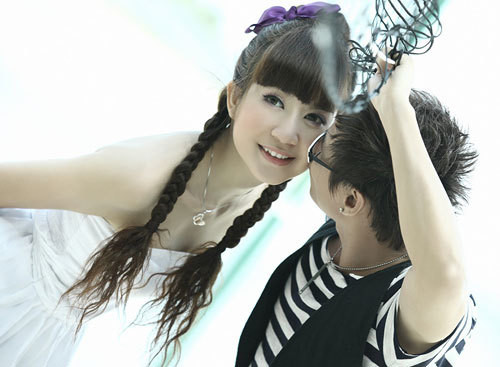 Cuộc tình 12 năm hoàn hảo của Minh Hà - Lý Hải ảnh 1 Năm 2002, Lý Hải mời hot girl Minh Hà tham gia vào một MV của mình. Khi đó, Minh Hà mới vừa tròn 17 tuổi.