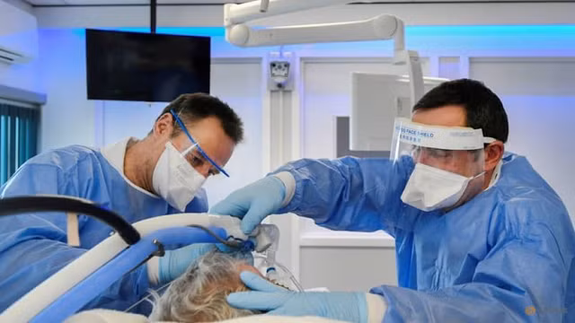 Bác sĩ Hà Lan điều trị cho bệnh nhân Covid-19.