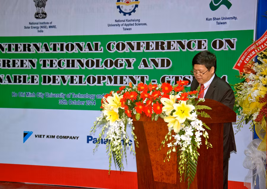 Vụ trưởng Vụ KHCN&MT Tạ Đức Thịnh phát biểu đánh giá cao việc tổ chức hội nghị khoa học lần này