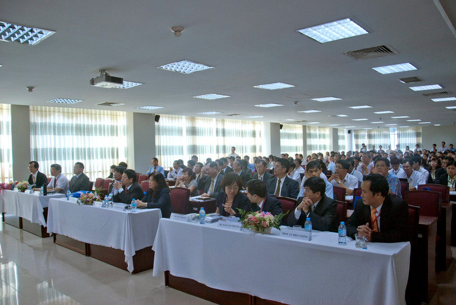 Các đại biểu tham gia phiên khai mạc hội nghị