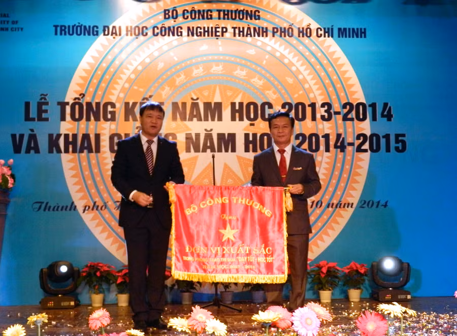 Thứ trưởng Bộ Công thương Đỗ Thắng Hải trao cờ thi đua Đơn vị xuất sắc cho Trường ĐH Công nghiệp TPHCM