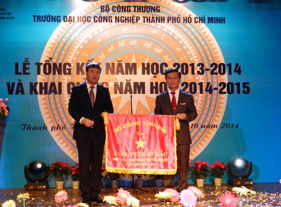 Thứ trưởng Bộ Công thương Đỗ Thắng Hải trao cờ thi đua Đơn vị xuất sắc cho Trường ĐH Công nghiệp TPHCM Thứ trưởng Bộ Công thương Đỗ Thắng Hải trao cờ thi đua Đơn vị xuất sắc cho Trường ĐH Công nghiệp TPHCM
