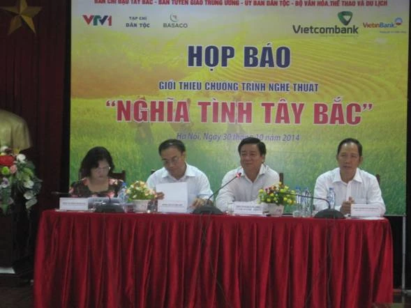 Đồng chí Hoàng Xuân Lương – Thứ trưởng – Phó Chủ nhiệm Ủy ban Dân tộc đang phát biểu tại buổi họp báo