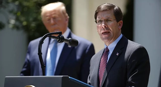 TT Trump và ông Mark Esper (phải).