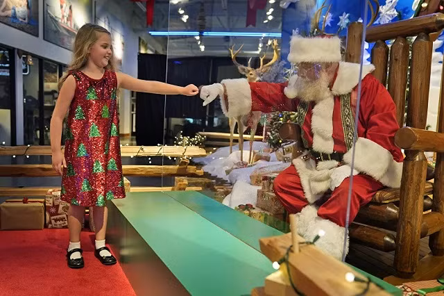 Các bé không được ngồi vào lòng ông già Noel như trước.