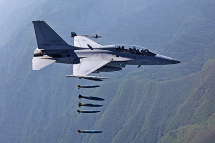 Tận thấy tiêm kích ‘Đại bàng vàng’ FA-50 thả bom