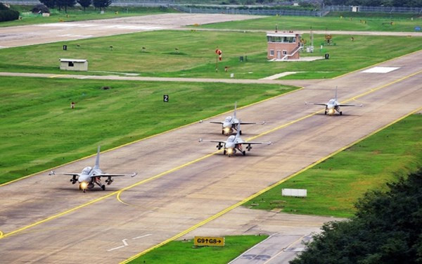 Tận thấy tiêm kích ‘Đại bàng vàng’ FA-50 thả bom ảnh 2 Tận thấy tiêm kích ‘Đại bàng vàng’ FA-50 thả bom ảnh 2
