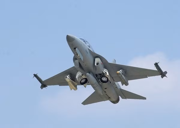 Tận thấy tiêm kích ‘Đại bàng vàng’ FA-50 thả bom ảnh 10