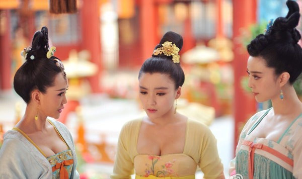 Diễn viên đóng vai Văn Nương là Vương Á Nam (giữa), cô gái được chú ý cách đây không lâu khi tiết lộ mình là người chuyên đóng thế cho Phạm Băng Băng (phải) kể từ bộ phim điện ảnh Một đêm vui bất ngờ. Diễn viên đóng vai Văn Nương là Vương Á Nam (giữa), cô gái được chú ý cách đây không lâu khi tiết lộ mình là người chuyên đóng thế cho Phạm Băng Băng (phải) kể từ bộ phim điện ảnh Một đêm vui bất ngờ.