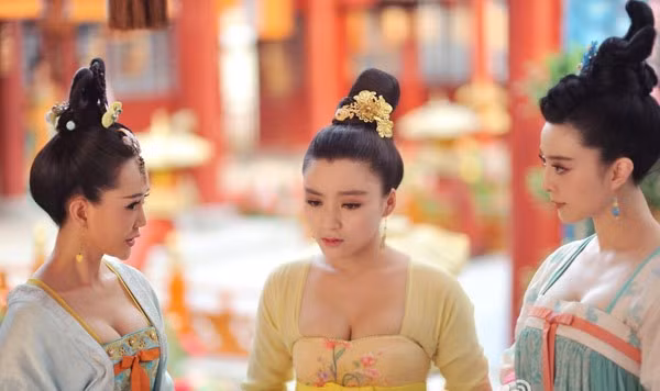 Diễn viên đóng vai Văn Nương là Vương Á Nam (giữa), cô gái được chú ý cách đây không lâu khi tiết lộ mình là người chuyên đóng thế cho Phạm Băng Băng (phải) kể từ bộ phim điện ảnh Một đêm vui bất ngờ. Diễn viên đóng vai Văn Nương là Vương Á Nam (giữa), cô gái được chú ý cách đây không lâu khi tiết lộ mình là người chuyên đóng thế cho Phạm Băng Băng (phải) kể từ bộ phim điện ảnh Một đêm vui bất ngờ.