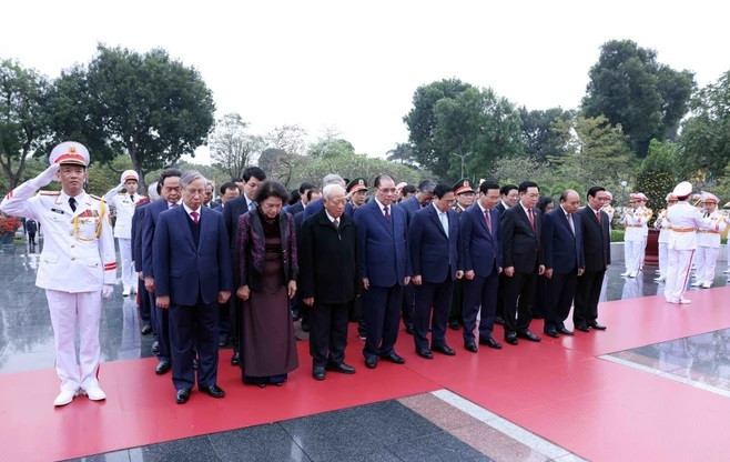 Đoàn Đại biểu lãnh đạo, nguyên lãnh đạo Đảng, Nhà nước tưởng niệm các Anh hùng Liệt sỹ. (Ảnh: Phạm Kiên/TTXVN). Đoàn Đại biểu lãnh đạo, nguyên lãnh đạo Đảng, Nhà nước tưởng niệm các Anh hùng Liệt sỹ. (Ảnh: Phạm Kiên/TTXVN).