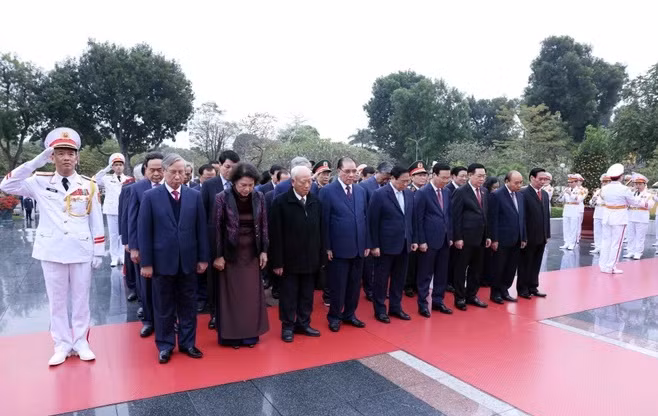 Đoàn Đại biểu lãnh đạo, nguyên lãnh đạo Đảng, Nhà nước tưởng niệm các Anh hùng Liệt sỹ. (Ảnh: Phạm Kiên/TTXVN).