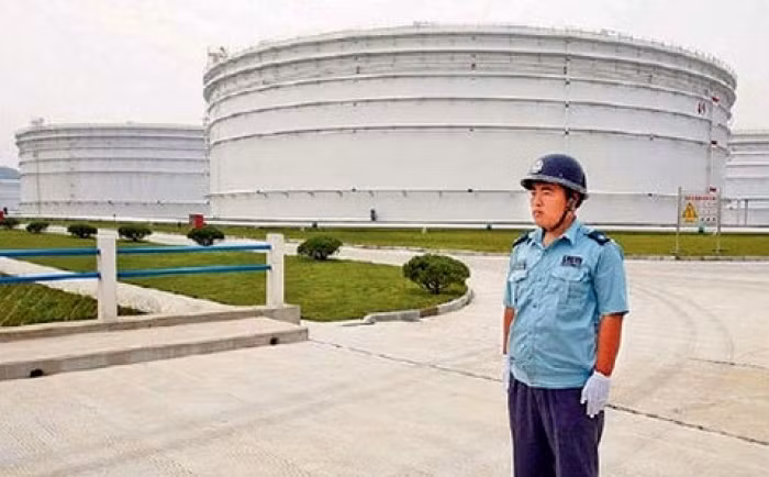 Một nhân viên cảnh sát Trung Quốc đứng canh gác ở Trung tâm Dự trữ Dầu mỏ Quốc gia tại tỉnh Triết Giang