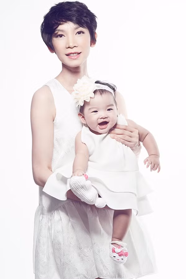 Năm 2013, cô đã làm mẹ của một bé gái xinh xắn