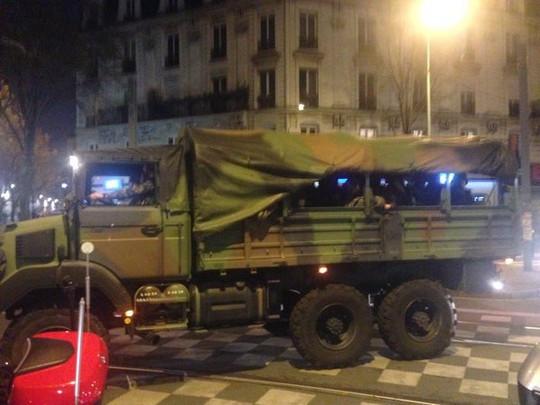 Cảnh sát Pháp đang “truy bắt kẻ chủ mưu” khủng bố ở Paris ảnh 3 Cảnh sát Pháp đang đổ quân đến Saint-Denis. Ảnh: Twitter