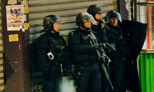 Cảnh sát Pháp đang bố ráp tại Saint-Denis. Ảnh: Reuters