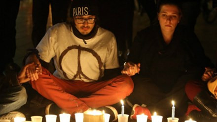 Lời thách thức người chồng gửi kẻ khủng bố Paris ảnh 1 Cầu nguyện tưởng nhớ các nạn nhân trong vụ thảm sát ở Paris. Ảnh: Lep.co.uk.