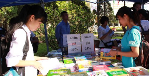 Rộn ràng với hội sách chào mừng ngày Nhà giáo Việt Nam 20-11 ảnh 11