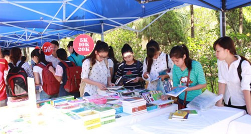 Rộn ràng với hội sách chào mừng ngày Nhà giáo Việt Nam 20-11 ảnh 4