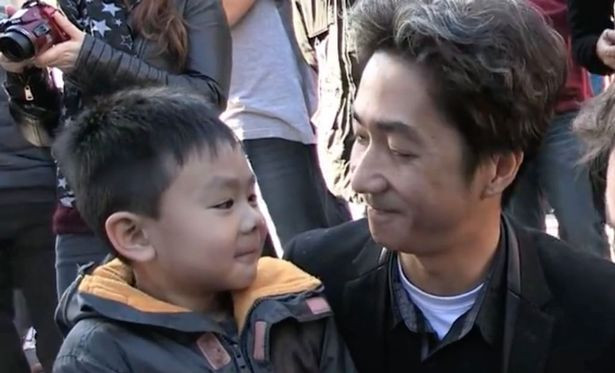 Khủng bố ở Paris: Cha con gốc Việt khiến nhiều người bật khóc ảnh 3 Khủng bố ở Paris: Cha con gốc Việt khiến nhiều người bật khóc ảnh 3