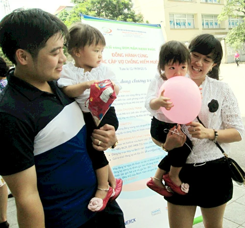 Vợ chồng chị Yến và anh Duy cùng 2 đứa con gái song sinh nay đã 22 tháng tuổi. Ảnh: MT.

