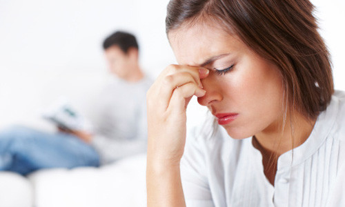 Chị lo sợ mỗi khi chồng chị mua một món đồ mới, mỗi khi thấy anh ăn diện khác thường để đi ăn tiệc. (ảnh mang tính minh họa)
