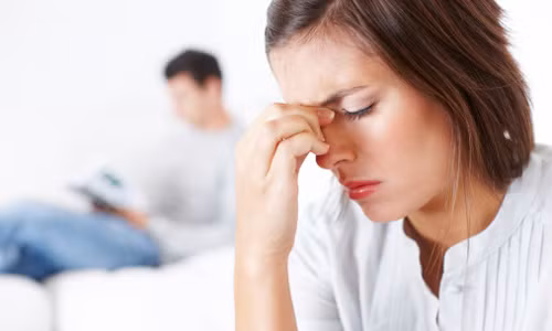 Chị lo sợ mỗi khi chồng chị mua một món đồ mới, mỗi khi thấy anh ăn diện khác thường để đi ăn tiệc. (ảnh mang tính minh họa)
