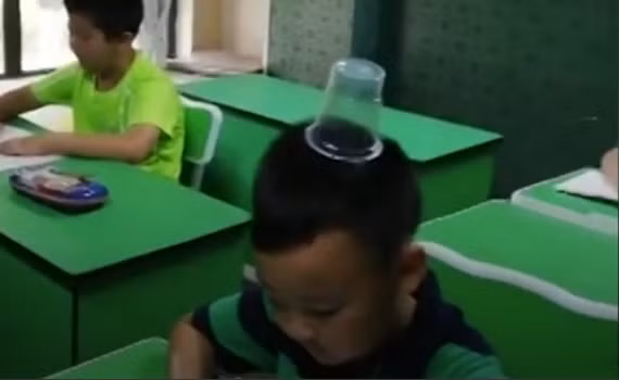 “Mẹo” giúp trẻ ngồi ngay ngắn, tập trung luyện chữ