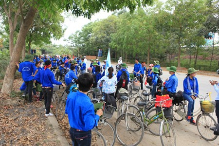 Sinh vien Thu do dap xe vuot 100 km ve Gio to Hung Vuong