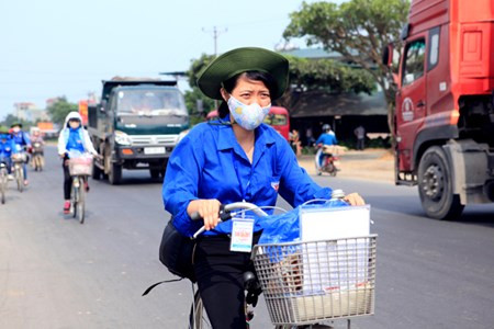 Sinh vien Thu do dap xe vuot 100 km ve Gio to Hung Vuong