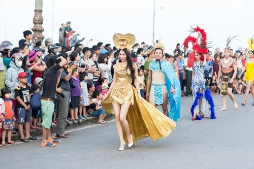 Phạm Hương khoe dáng chuẩn tại Carnaval đường phố Quảng Bình