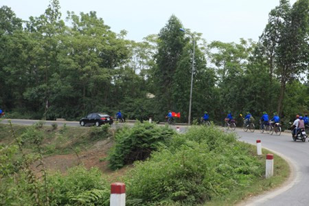 Sinh vien Thu do dap xe vuot 100 km ve Gio to Hung Vuong