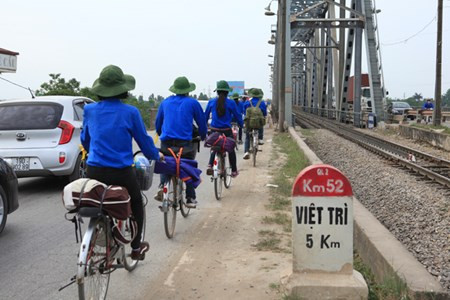 Sinh vien Thu do dap xe vuot 100 km ve Gio to Hung Vuong