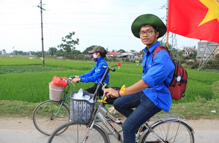 Sinh vien Thu do dap xe vuot 100 km ve Gio to Hung Vuong