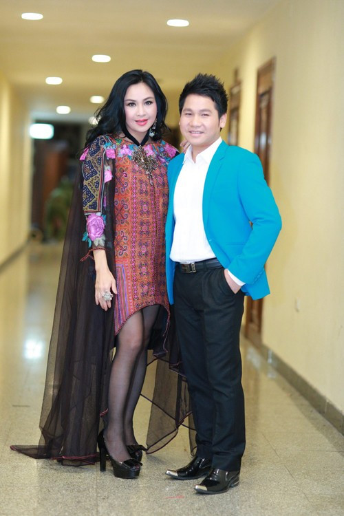 Trang phục họa tiết dân tộc phối voan ren cầu kỳ khiến Thanh Lam trở thành điểm nhấn kém tinh tế trong tuần. Dù nhiều lần bị truyền thông nhắc nhở về gu thời trang không theo kịp xu hướng chung, nữ ca sĩ 46 tuổi vẫn duy trì sở thích mặc sến sẩm. Hương Tràm diện jumpsuits ngắn vào nhóm sao mặc xấu