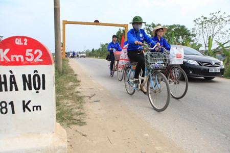 Sinh vien Thu do dap xe vuot 100 km ve Gio to Hung Vuong