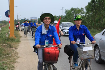 Sinh vien Thu do dap xe vuot 100 km ve Gio to Hung Vuong