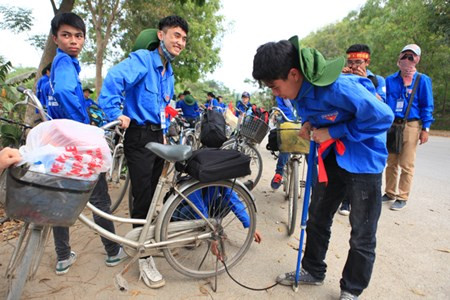 Sinh vien Thu do dap xe vuot 100 km ve Gio to Hung Vuong