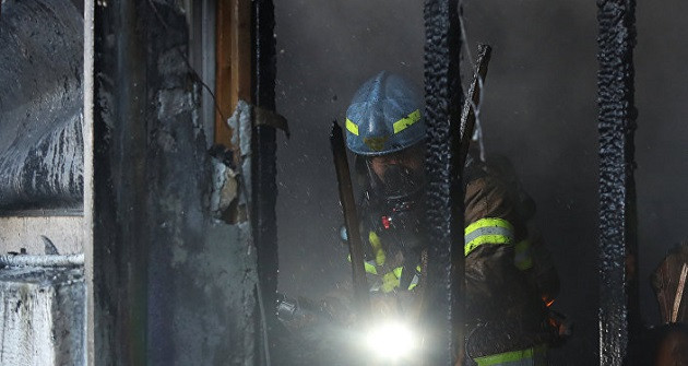 Nhân viên cứu hỏa nỗ lực dập tắt đám cháy