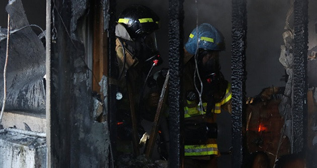 Lính cứu hỏa có mặt tại hiện trường