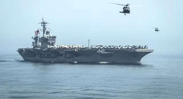Mẫu hạm và trực thăng Mỹ tại vịnh Oman.