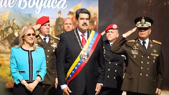 TT Venezuela Nicolas Maduro (giữa).