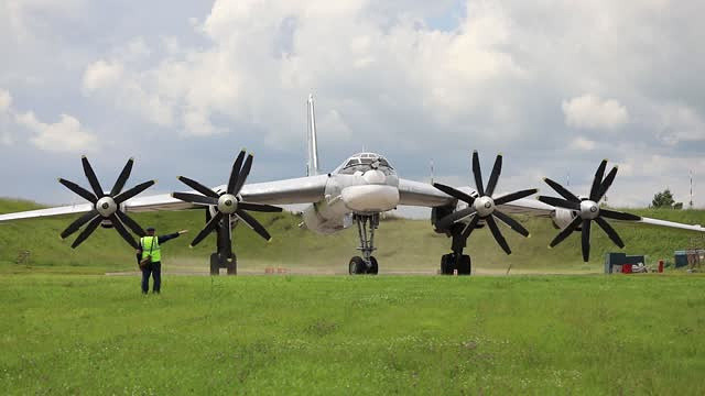 Máy bay Tu-95MS