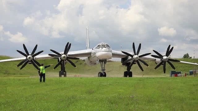 Máy bay Tu-95MS