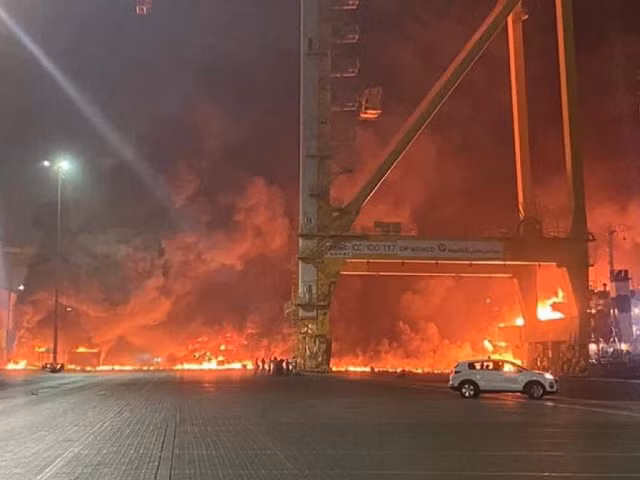 Hình ảnh vụ cháy tại cảng Jebel Ali.