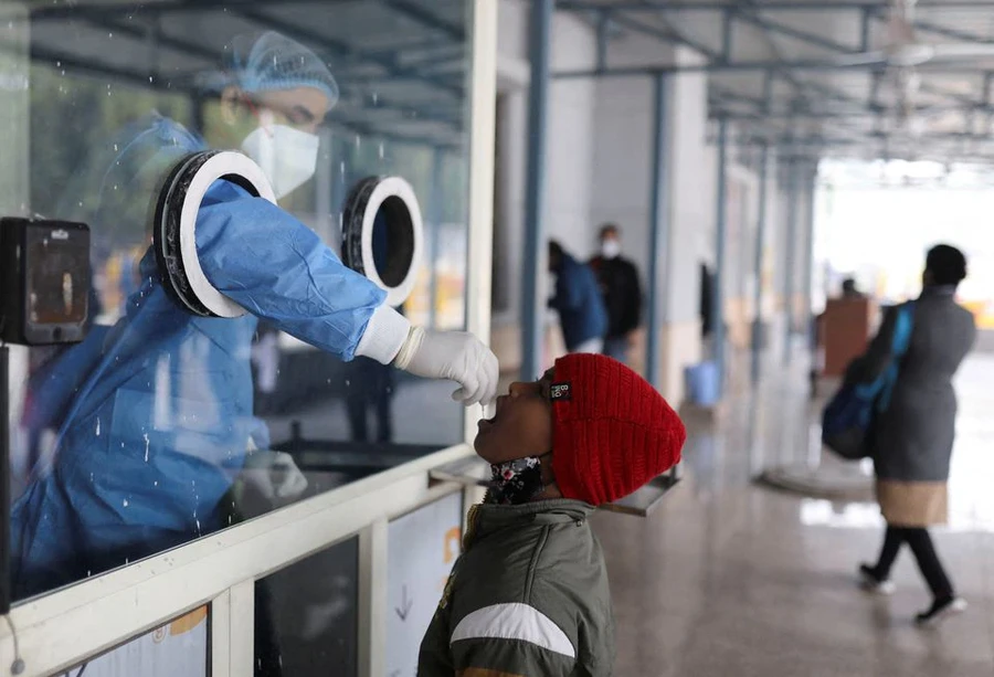 Xét nghiệm Covid-19 ở New Delhi. (Ảnh: Reuters).