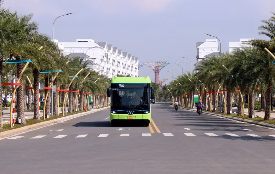 Xe buýt điện VinBus từ Vinhomes Grand Park sẽ giúp sinh viên tiết kiệm thời gian và chi phí di chuyển đến trường.