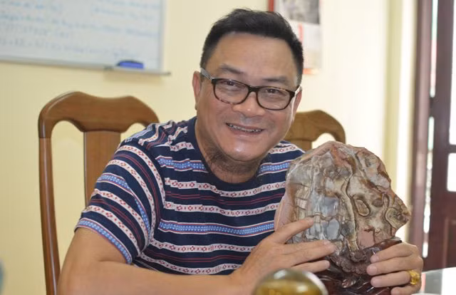 NSUT Anh Tú, vở kịch Hamlet, thú chơi đá quý