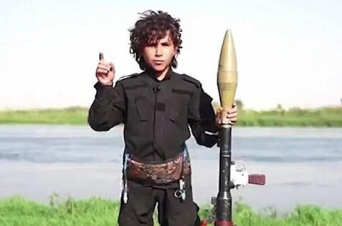 Chiến binh nhí IS trong video