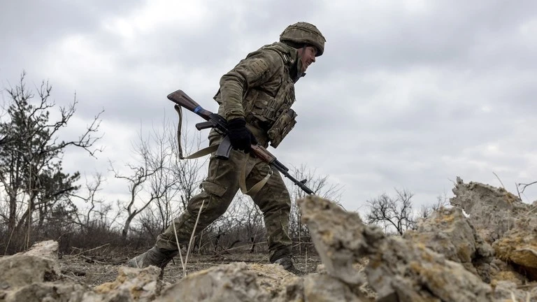 Một lính bộ binh Ukraine bên ngoài Artyomovsk (Bakhmut). (Ảnh: John Moore / Getty Images).